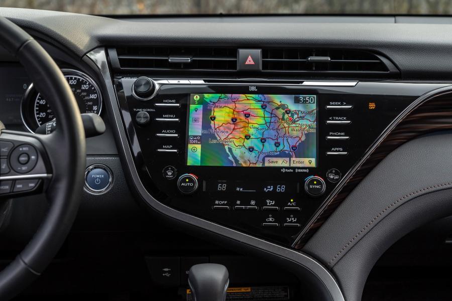 Детали интерьера Toyota Camry Hybrid XLE 2017 года  (NA) (фото 39 из 40)